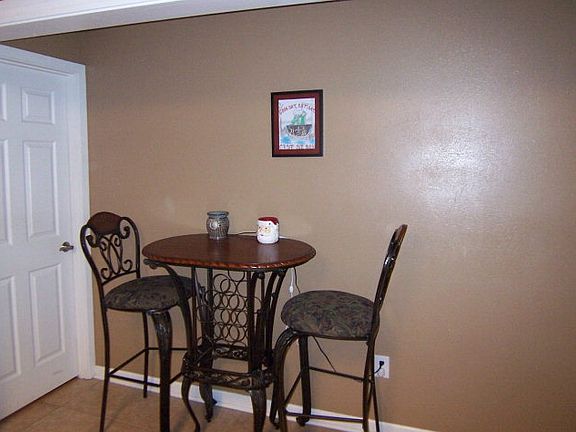 4th image of 305 Cherry Dr