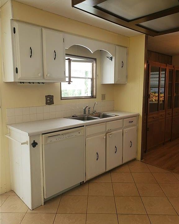 2nd image of 8 Chateau Way