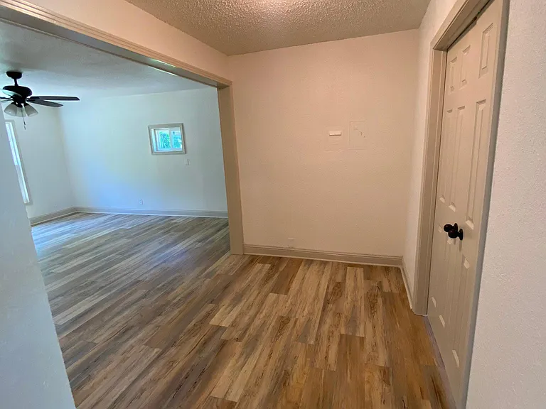 2512 Burton Ave — Photo 7