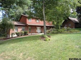 28 Oak Tree La, Colonie, NY 12309