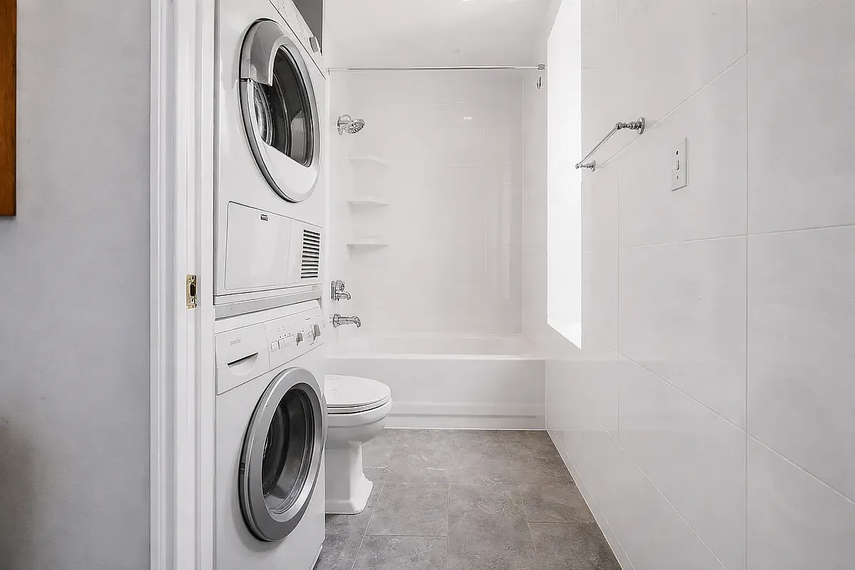 Building Photo - 250 E 50th St #2A