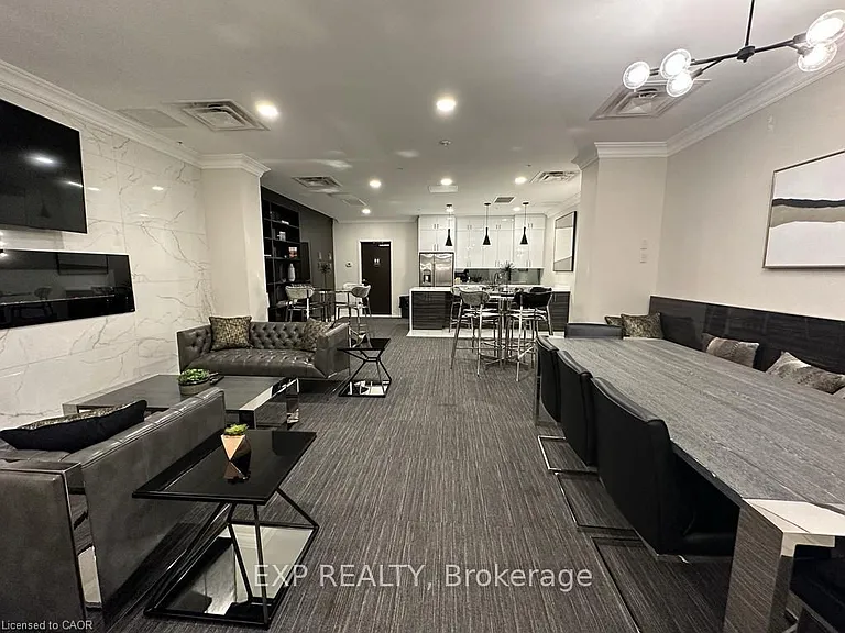 118 King St E #718 — Photo 15