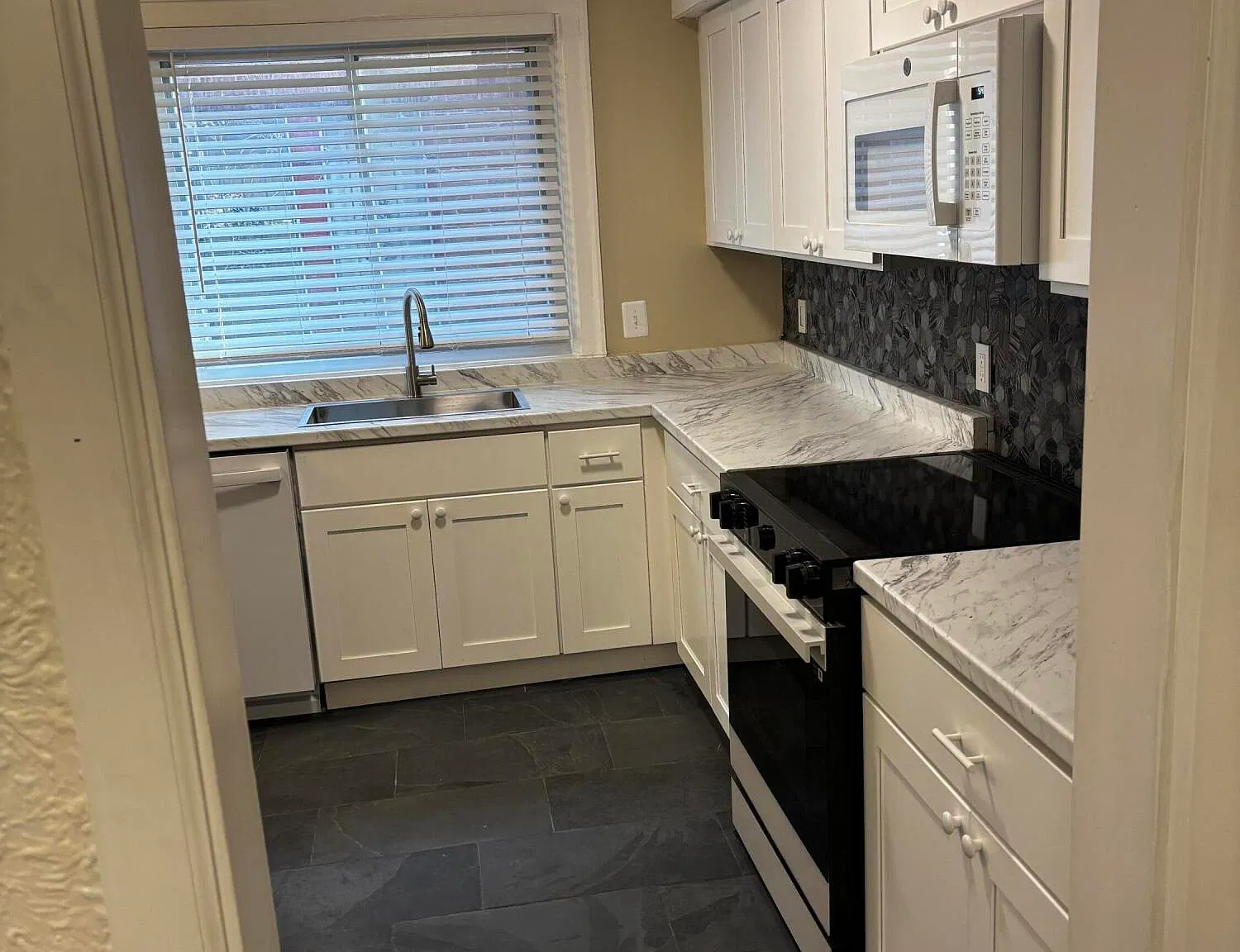 3 bed, 1.5 bath, 1350 sqft, $1,650 — Photo 3