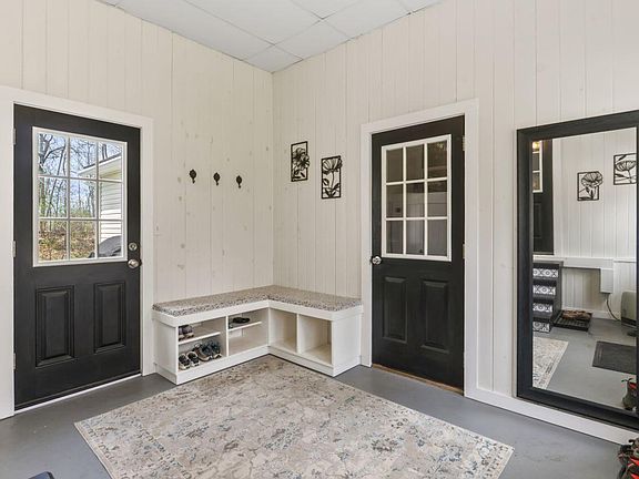 4th image of 385 Goose Hill Road