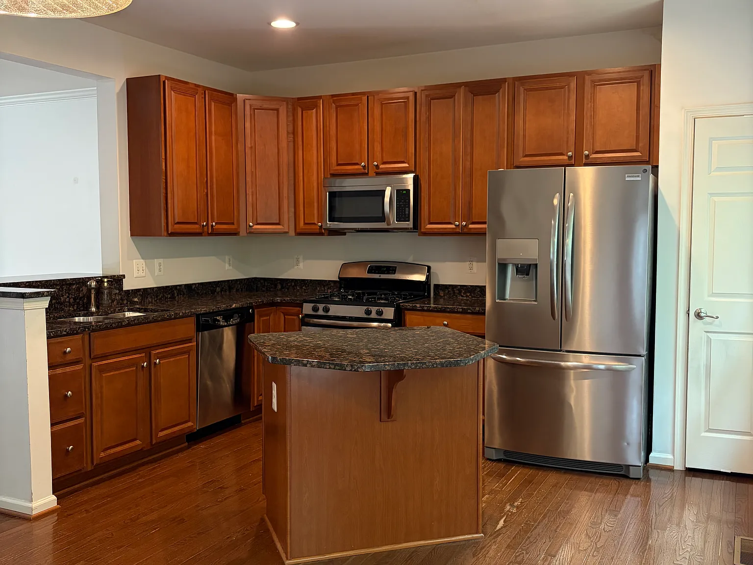4 bed, 3.5 bath, 1900 sqft, $2,300 — Photo 2