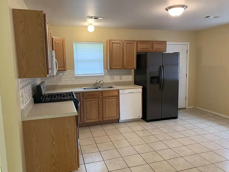 704 W Johnson St — Photo 5