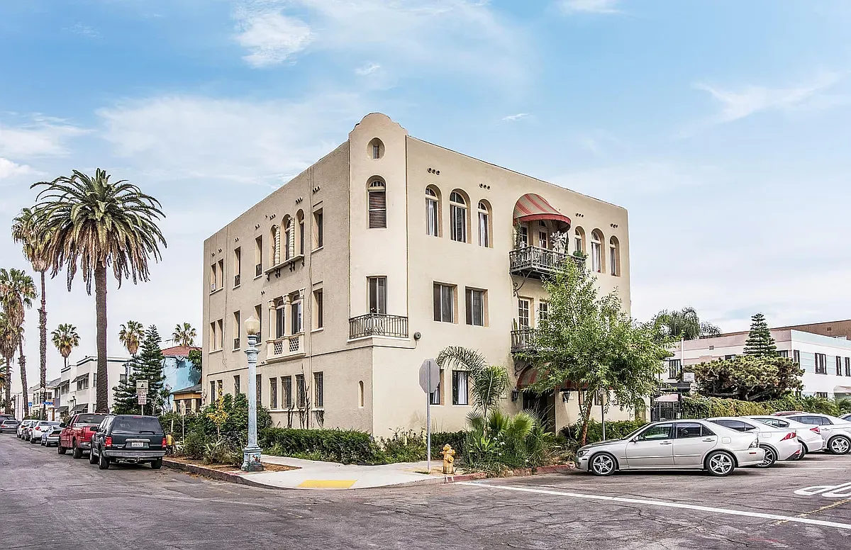 1 bed, 800 sqft, $2,200 — Photo 1