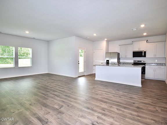 3rd image of 68 Kingston Creek Dr