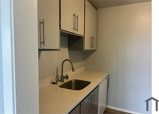 3 bed, 1000 sqft, $4,950 — Photo 2
