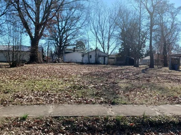 608 E 4th St, West Frankfort, IL 62896