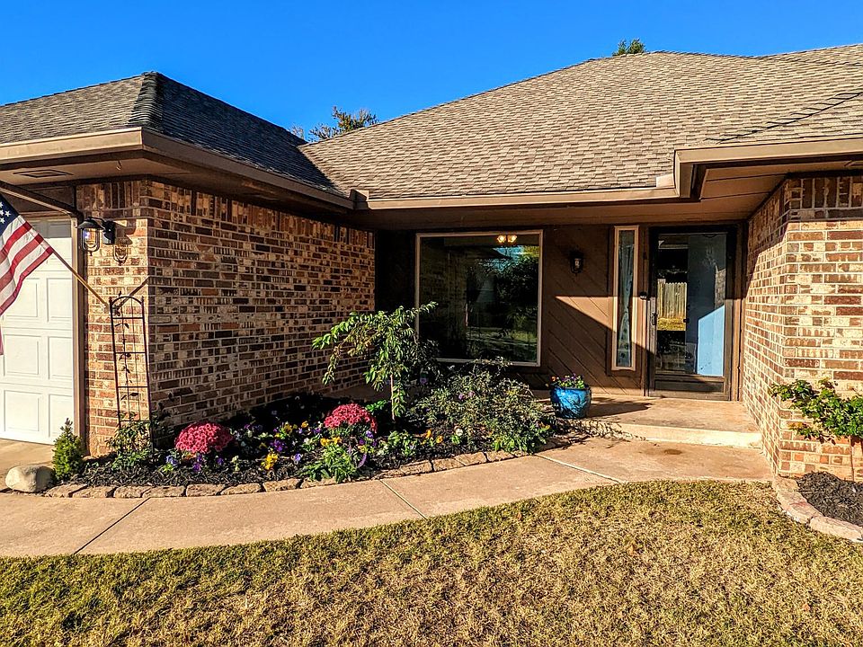 Beautiful home in a quiet neighborhood, solar panels, huge yard, ~20 min to downtown OKC w/ Edmond Schools. This home is PET FRIENDLY with built-in doggy doors, and tile throughout the home. Quick access to I-35 & the Turnpike. Save money on bills too! Di