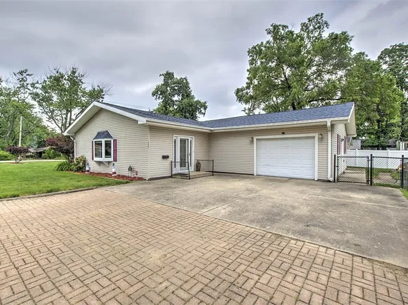 4402 E Rosewood Dr, Decatur, IL 62521