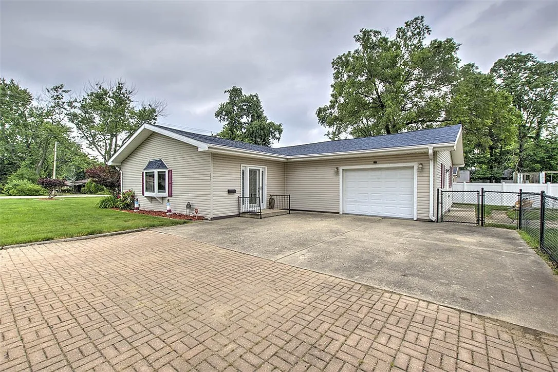 4402 E Rosewood Dr photo 1