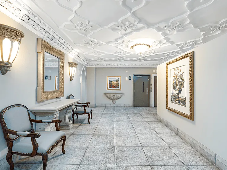 Renaissance - 901 W Argyle St — Photo 10