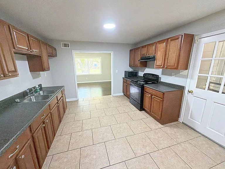 3587 Hallbrook St — Photo 4
