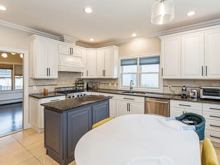 20 Holland Ave — Photo 8