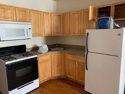 Rented by Salon Realty Corp | media 12