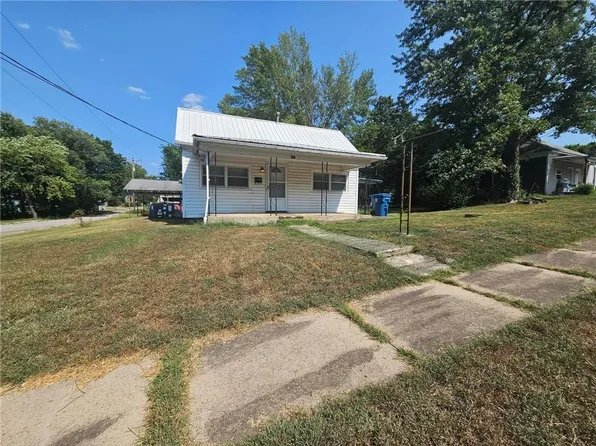 521 N Washington St, Carterville, MO 64835