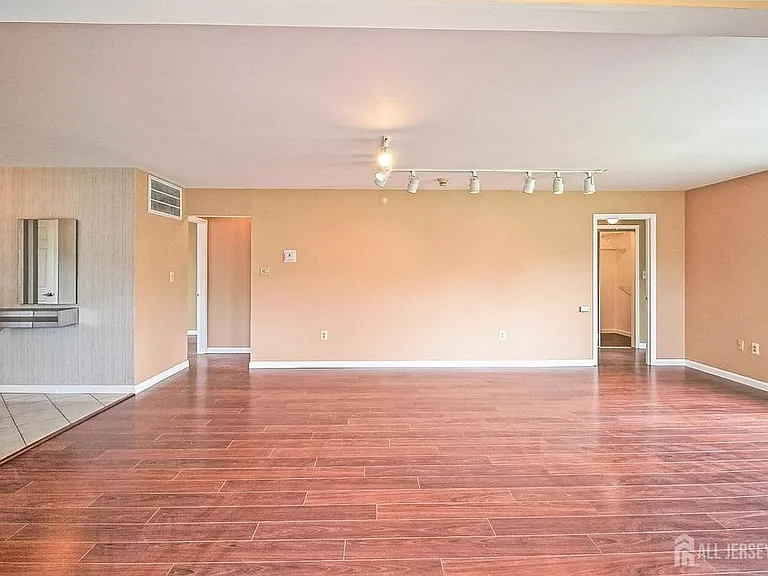 2 Bristol Ct — Photo 11