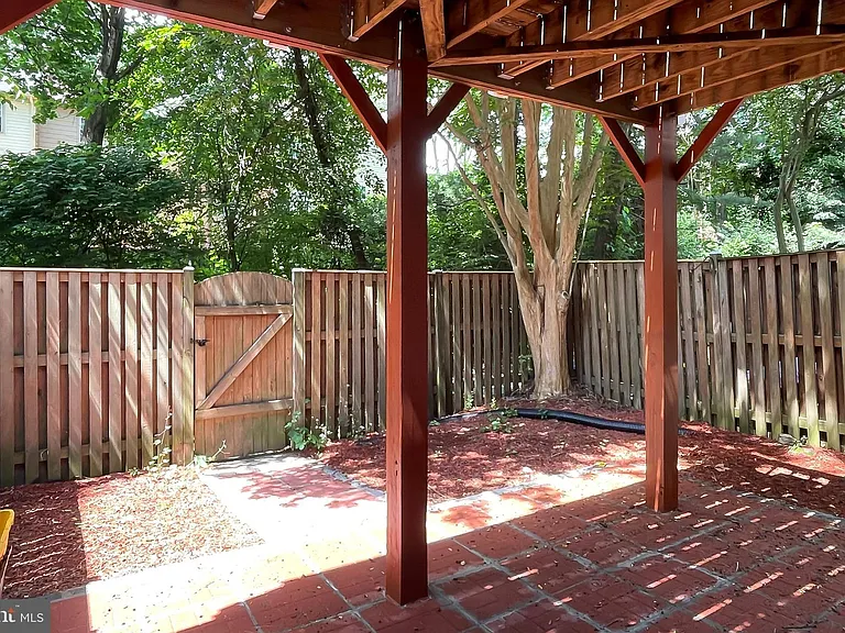 9694 Poindexter Ct — Photo 32