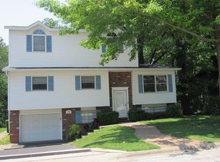 377 Hand Dr, Godfrey, IL 62035