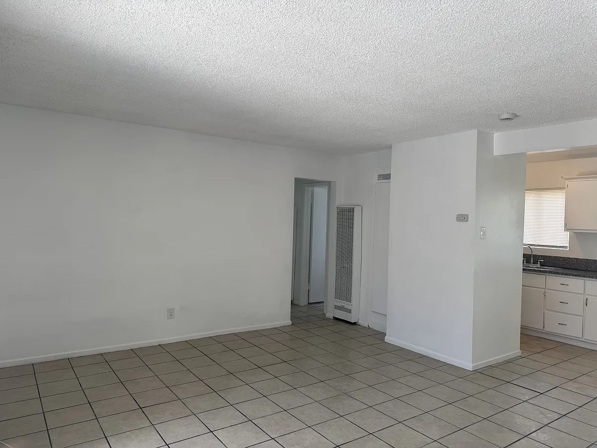 Building Photo - 1330 W 8th St #2