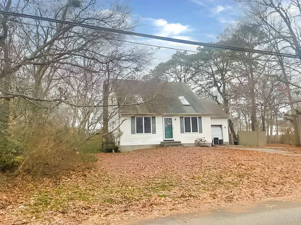 220 Hounslow Rd, Shirley, NY 11967