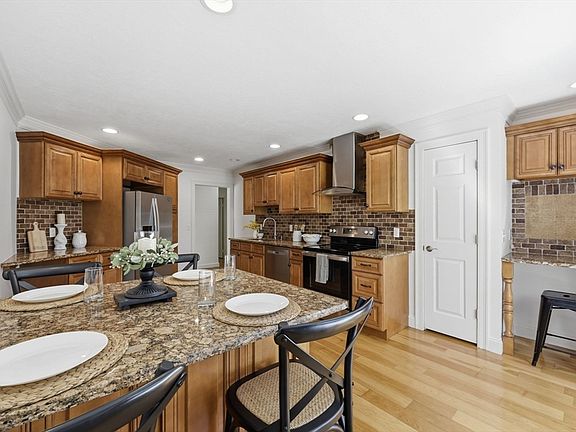 5th image of 31 Lowell Ave