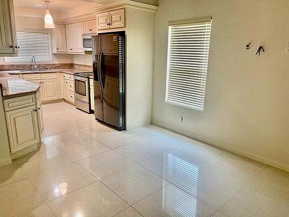 4th image of 4833 Hazeltine Ave APT 4