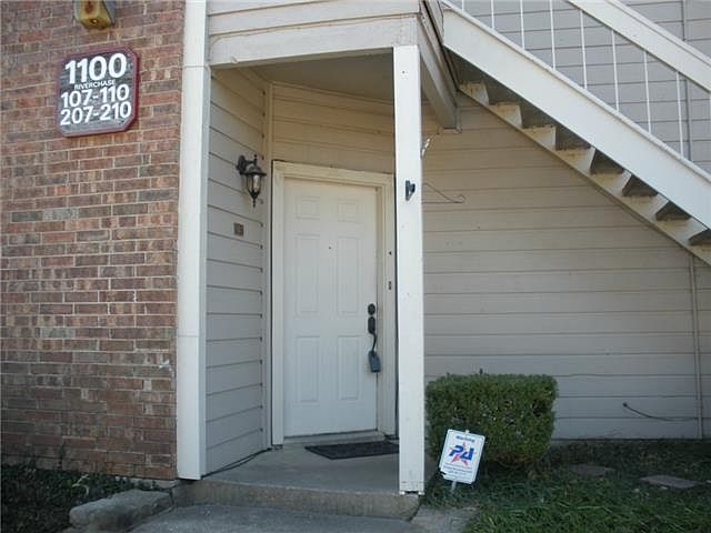 1st image of 1100 Riverchase Ln