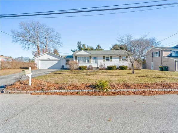 17 Oakhurst Dr, Smithfield, RI 02828