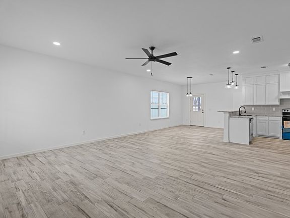 5th image of 204 N San Jacinto St