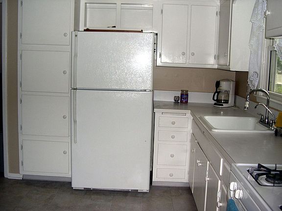 Eat in Kitchen: lots of storage & counter