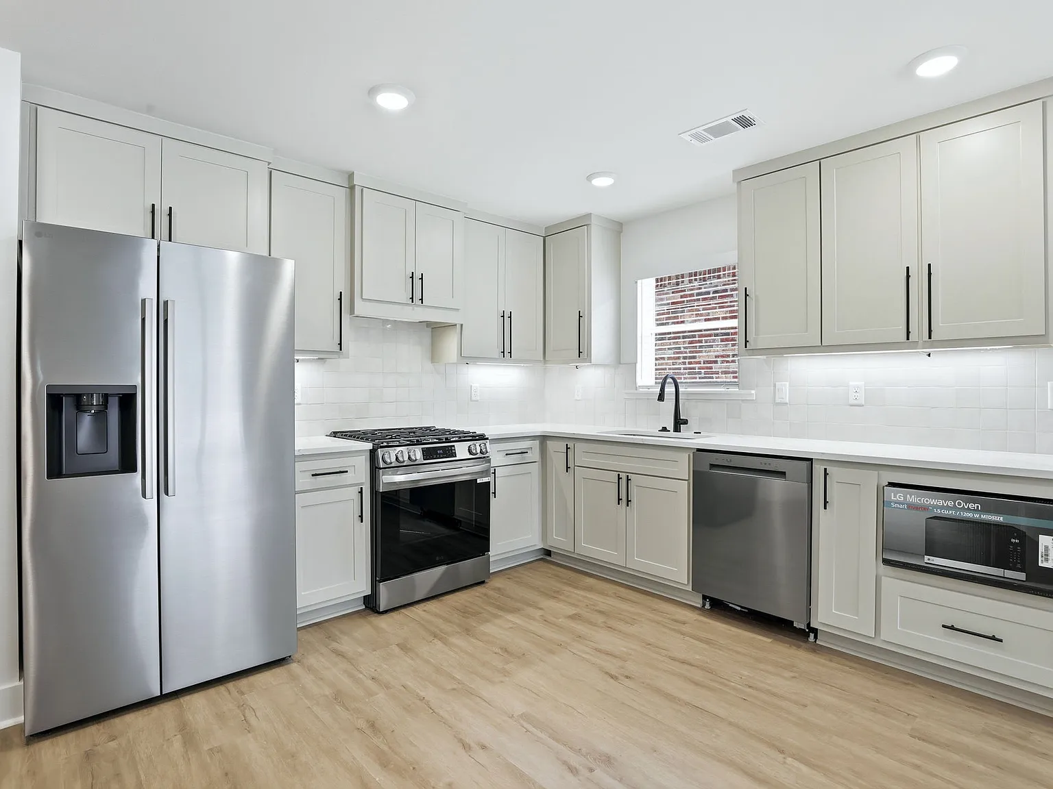 3 bed, 1300 sqft, $2,250 — Photo 3