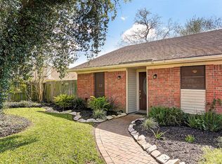 16610 Hibiscus Ln, Friendswood, TX 77546