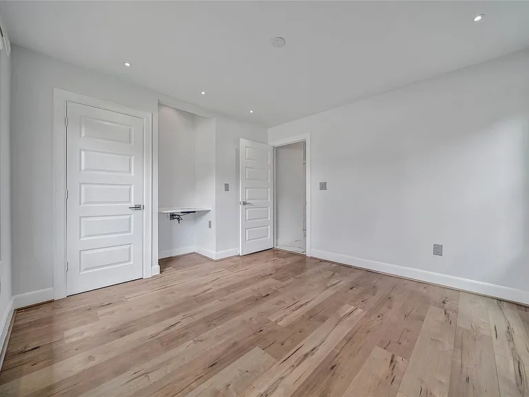 2206 Saxon Dr — Photo 32