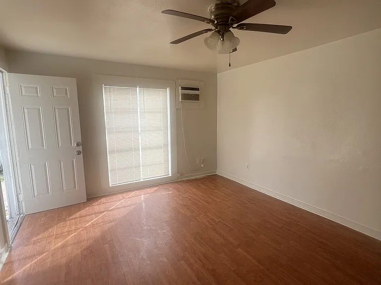 212 N Ross Ave — Photo 7