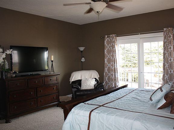 Master Bedroom w/ slider