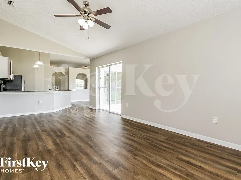 817 Grantham Dr — Photo 2