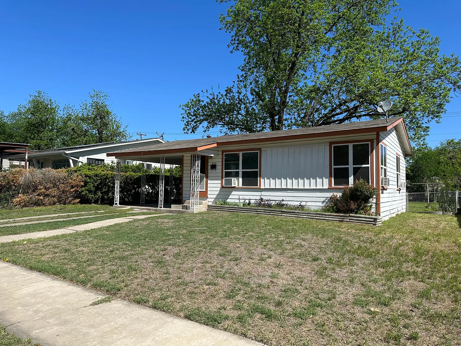 339 Nassau Dr — Photo 2