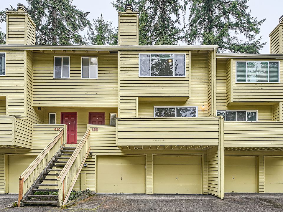 Town home with 2 car garage