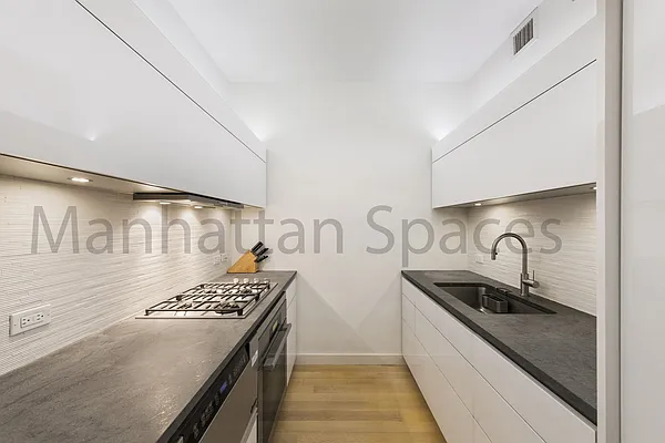 Sold by Manhattan Spaces | media 2