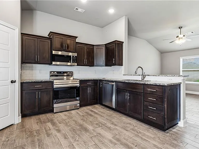 200 Post Oak Ave — Photo 7