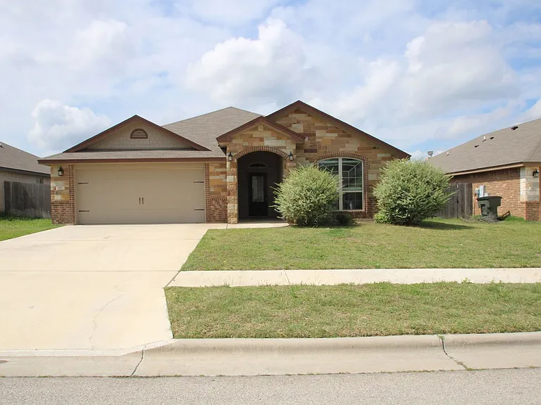 902 Clanton Cv — Photo 1