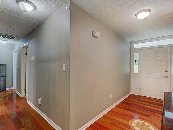 4th image of 8475 Woodhaven Dr