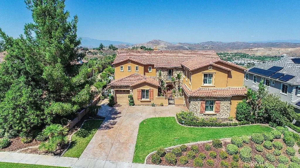 5 bed, 5.5 bath, 5409 sqft, $7,900 — Photo 1