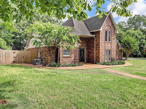 3rd image of 1039 Autumn Oaks Cres