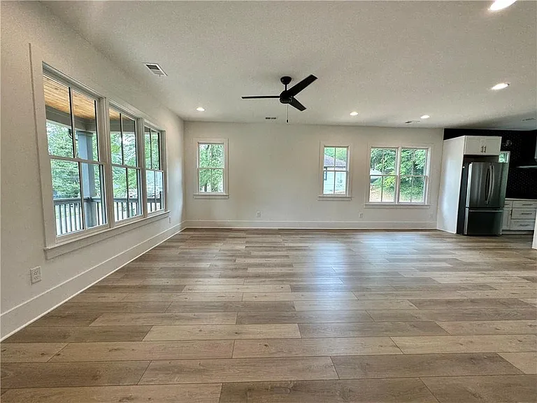 192 Claire Dr SE — Photo 4