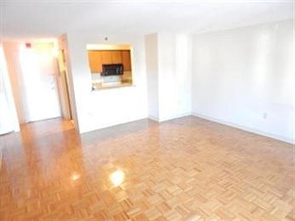 5th image of 1025 Hancock St Unit 4G
