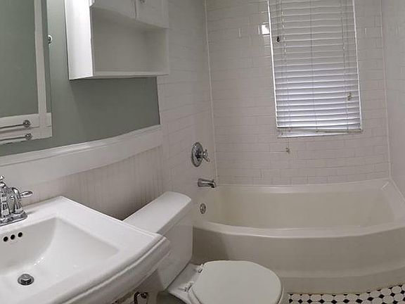 3rd image of 906 S Washington St APT 102